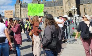 Καθώς μαίνονται οι διαμαρτυρίες, ορισμένα μέλη των πολυπολιτισμικών κοινοτήτων του Καναδά εκφράζουν την ανησυχία τους για τις σχολικές πολιτικές που περιλαμβάνουν ΛΟΑΤ+