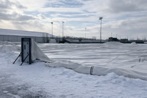 Κατέρρευσε ο αεροθόλος αθλητικού συγκροτήματος στο Λαβάλ έπειτα από ισχυρούς ανέμους